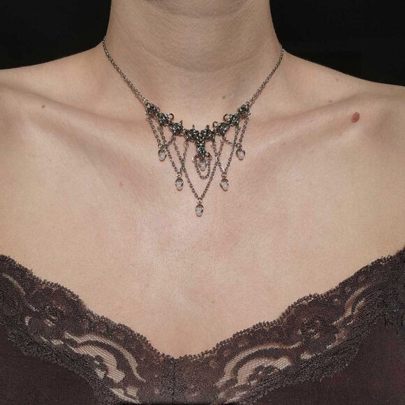 Gothic victorian silver and white pearl chandelier chainmail necklace - Picture 3 of 7